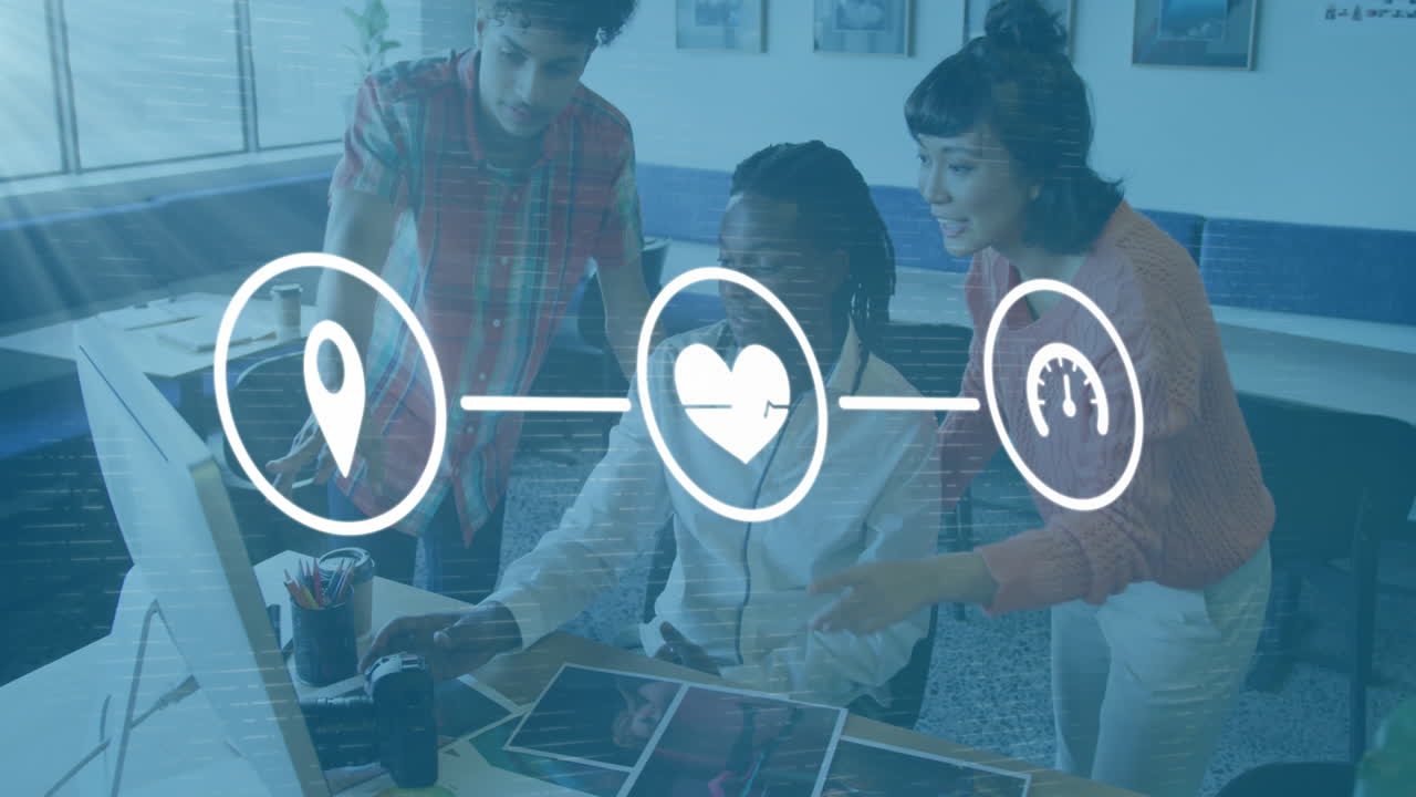 다양한 동료들이 사무실의 데스크에서 아이디어를 논의하는 연결된 아이콘의 애니메이션