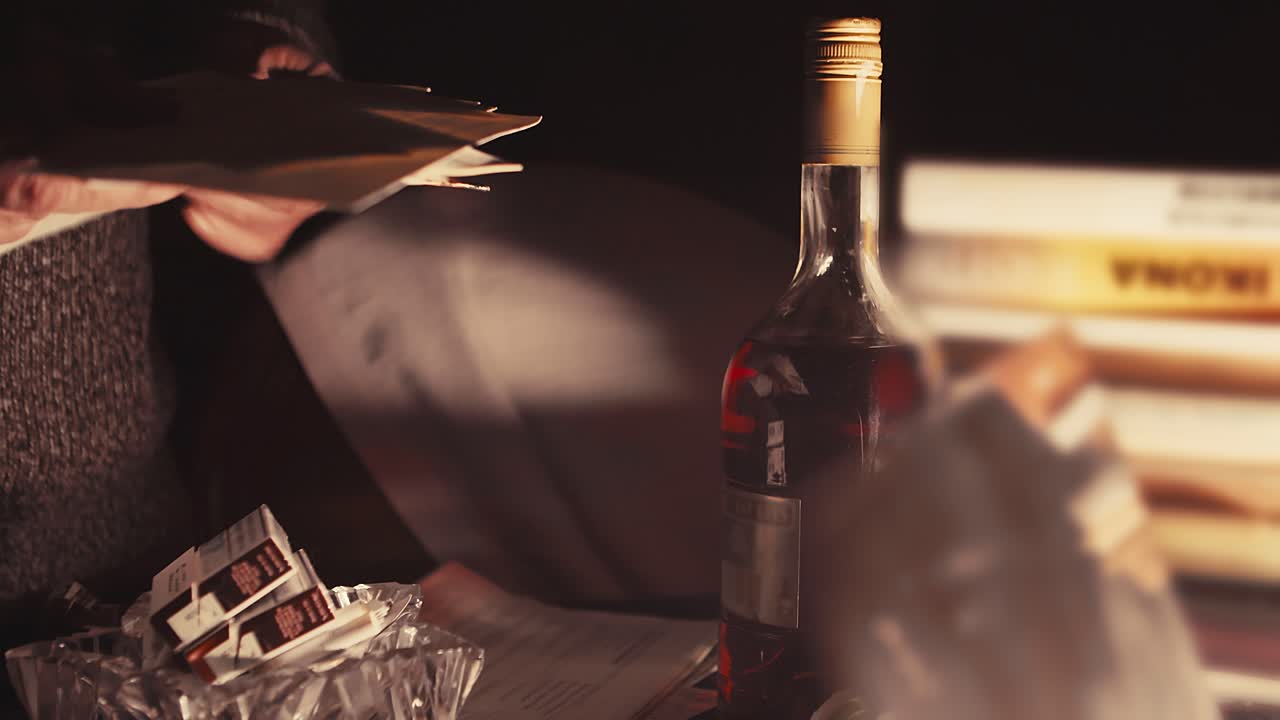 오래된 사진과 문서, 오래된 기억 개념, 손의 근접 촬영 보기를 찾고 있습니다.