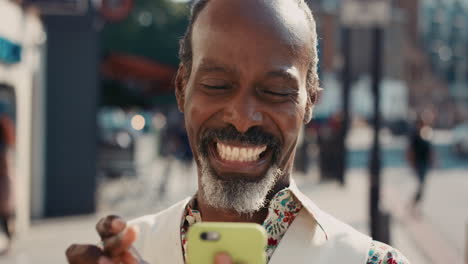 Zeitlupenporträt-Eines-Glücklichen-Reifen-Afroamerikanischen-Mannes,-Der-Sein-Smartphone-Benutzt