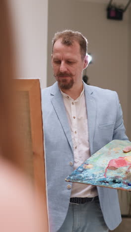 artista artesano retrato de mujer en lienzo. pintor infunde obras de arte con colores vívidos y no convencionales que contribuyen a la distinción de la creación
