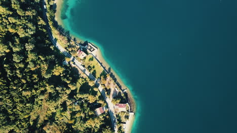 Vista-Aérea-De-La-Carretera-Y-Las-Casas-Junto-A-La-Bahía-De-Kotor