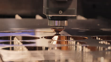 corte láser cnc de metal, tecnología industrial moderna.