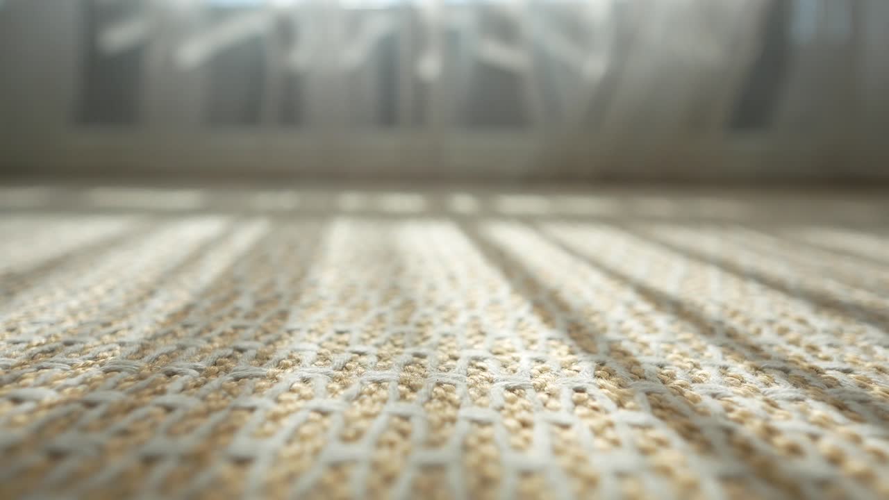 la luz del sol en la alfombra tejida