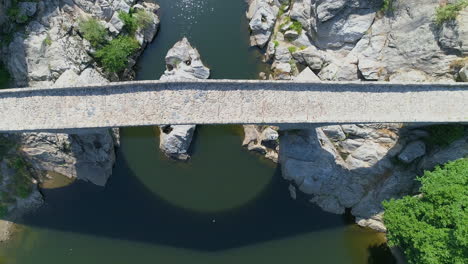 un viejo puente de piedra