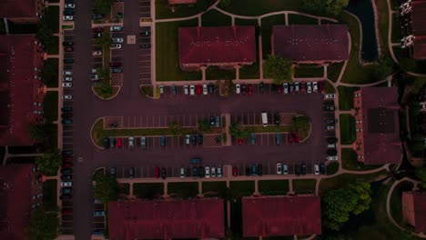 Antena-Cinematográfica-De-Arriba-Hacia-Abajo-De-Apartamentos-Complejos-De-Estacionamiento-En-Vernon-Hills-Illinois,-EE.UU.-Al-Atardecer