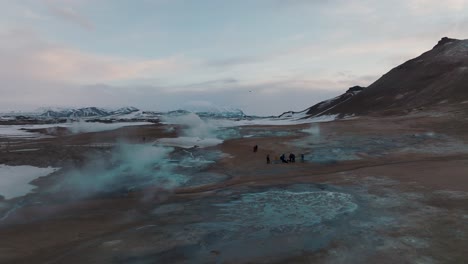 Turistas-Haciendo-Turismo-En-Las-Aguas-Termales-Geotérmicas-Namafjall-De-Islandia---Antena