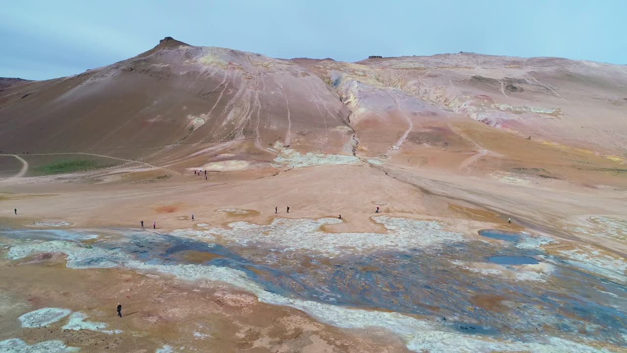아이슬란드의 hverir myvatn 지열 지역에서 극적으로 상승하는 공중은 먼 호수를 보여줍니다.