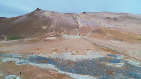 冰島地熱區værir myvatn上空的劇烈上升顯示了遙遠的湖泊