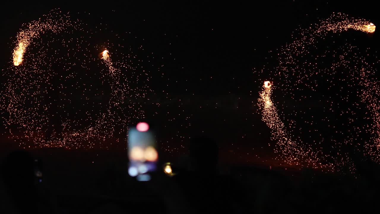 화염과 불꽃으로 눈부신 불 공연