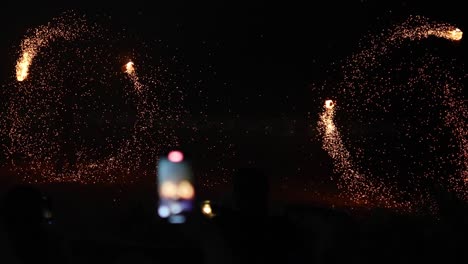 actuación de fuego deslumbrante con chispas y llamas