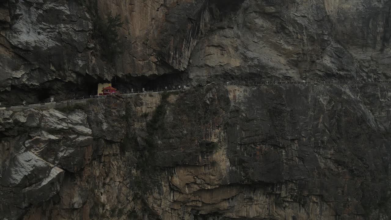 fotografía aérea de un avión no tripulado de una carretera única, recta y peligrosa por encima del río spiti valley