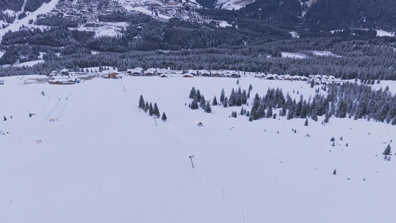 Drone riprende gatti delle nevi che preparano le piste in Zillertal Arena, Krimml e Königsleiten, Austria, con neve profonda e paesaggi alpini panoramici