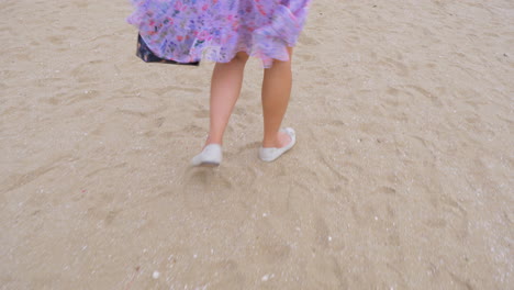 paseando por la playa en la arena en un día de viento