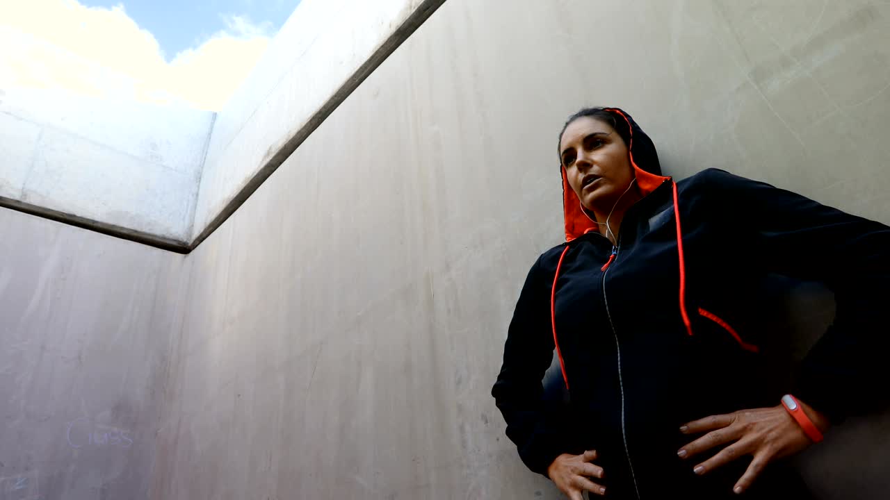 Donna che fa jogging all'aperto 4k