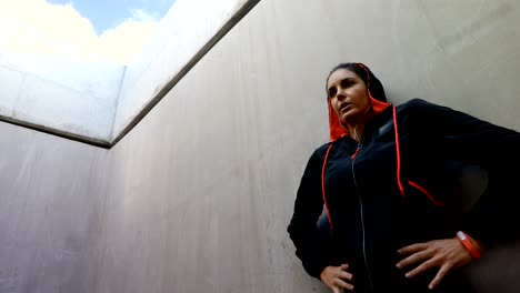 mujer corriendo al aire libre 4k
