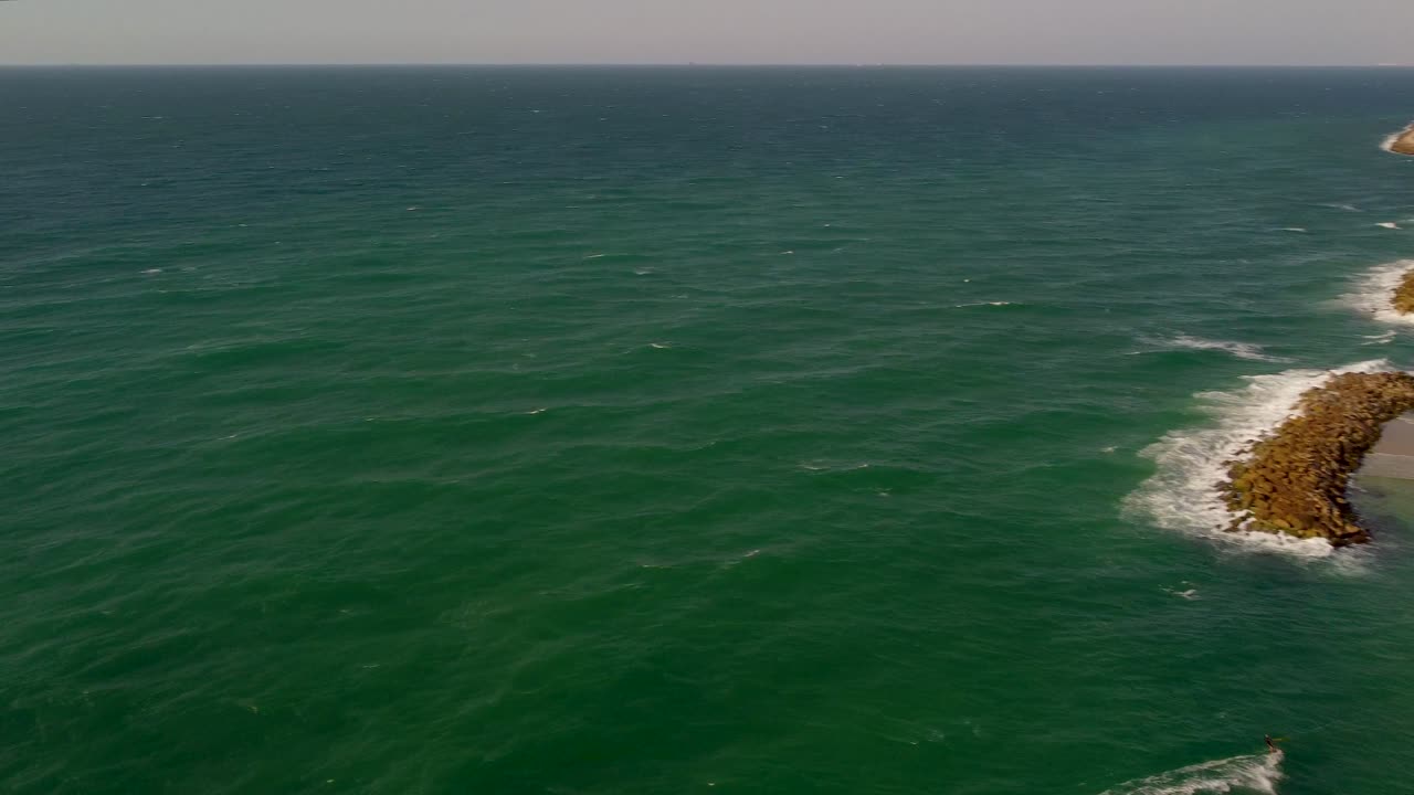 panorámica desde el cielo mar mediterráneo sobre la playa de ashkelon