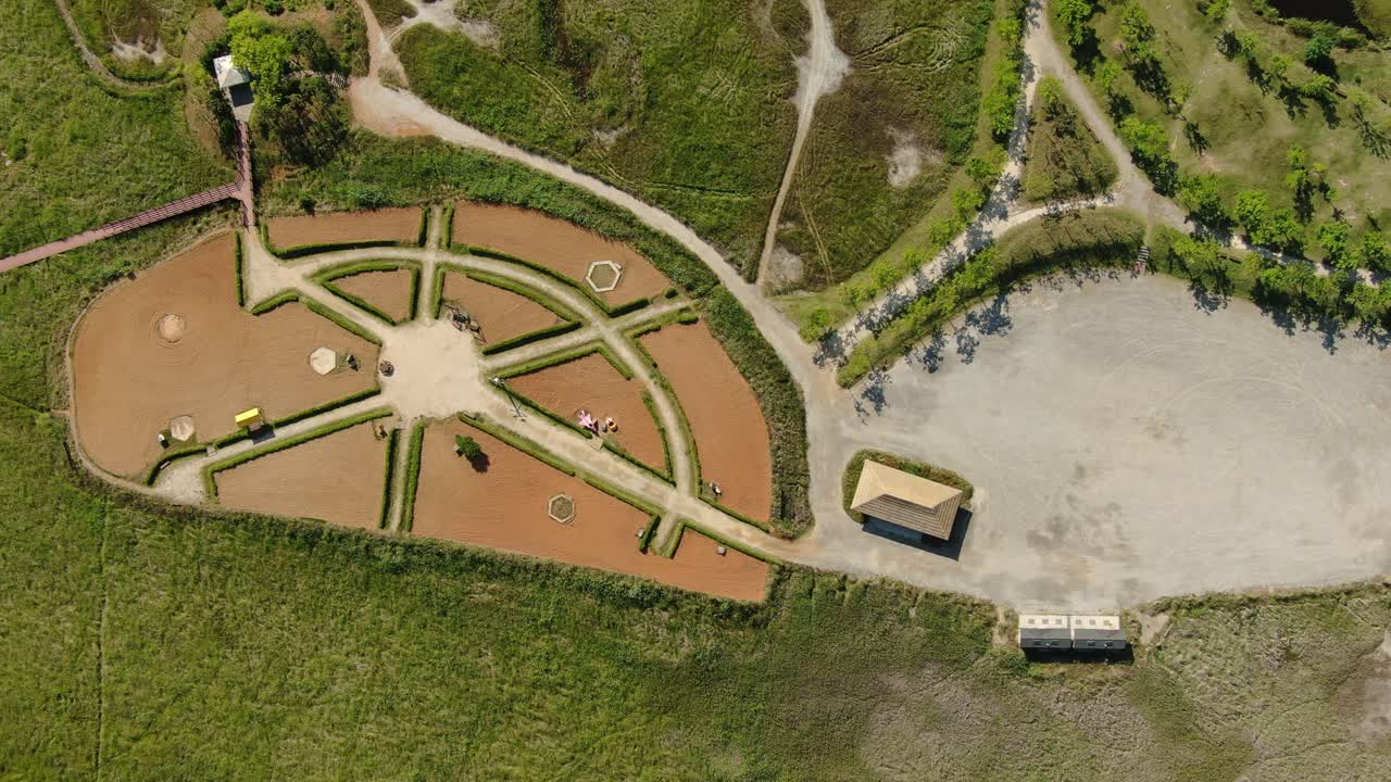 un parque tranquilo con formas interesantes