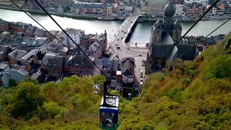 teleférico funicular subiendo la colina en dinant, en el río maas, bélgica