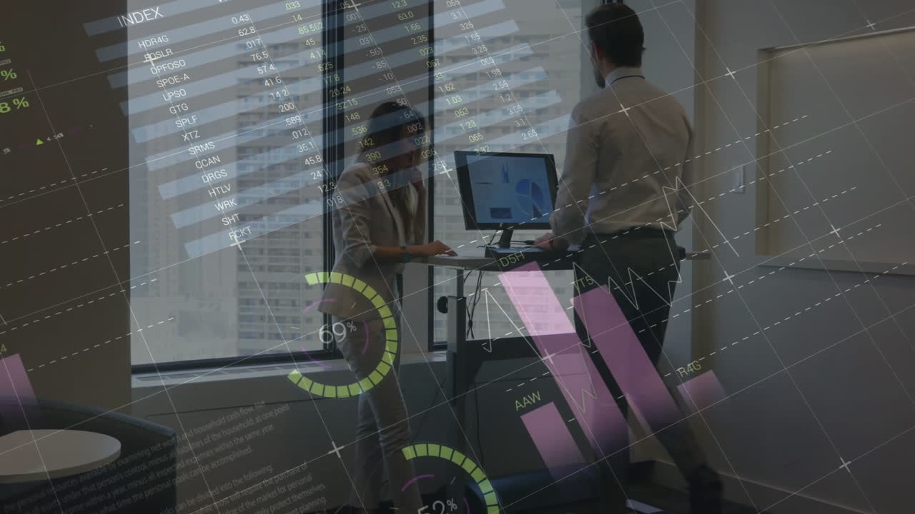 animación del procesamiento de datos financieros sobre diversos colegas que discuten el trabajo en la oficina