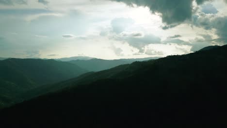 4K-Filmische-Naturluftaufnahmen-Einer-Drohne,-Die-An-Einem-Sonnigen-Tag-über-Die-Wunderschönen-Berge-Von-Chiang-Mai,-Thailand,-Fliegt