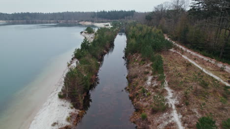 See-&#39;t-Nije-Heavenriek-Und-Vegetation-In-Gasselte,-Provinz-Groningen,-Niederlande---Drohnenaufnahme-Aus-Der-Luft