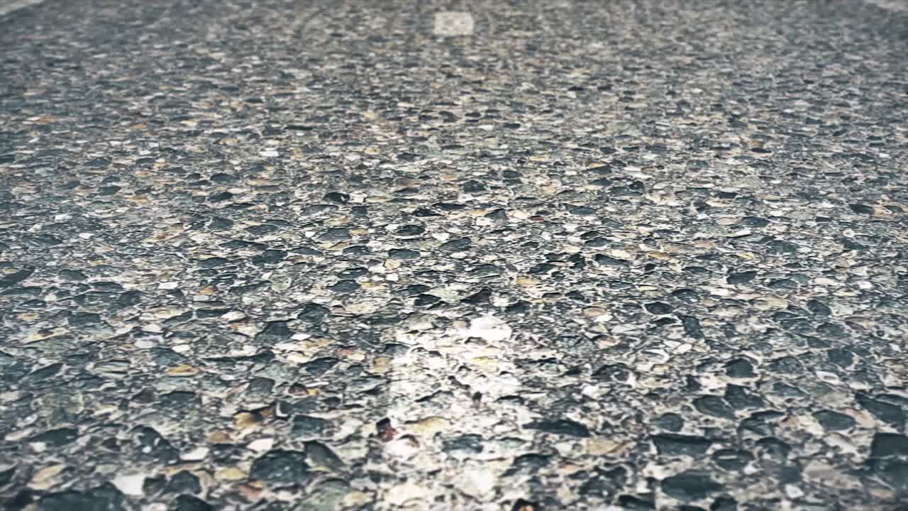 색 선을 가진 도로 표면의 근접 시각