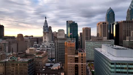 Inclinación-Aérea-Hacia-Arriba-Horizonte-De-Filadelfia,-Pennsylvania