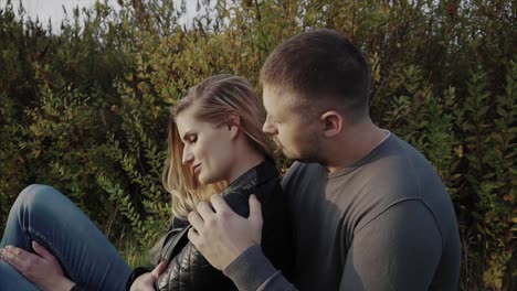 pareja abrazándose en la naturaleza
