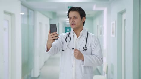 Médico-Indio-Serio-Hablando-Por-Videollamada