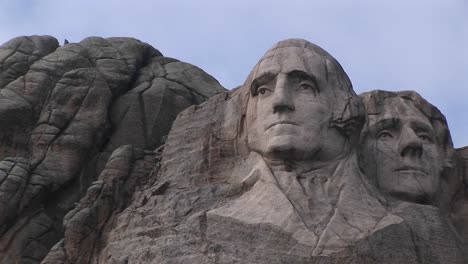 la cámara enfoca la expresión serena de george washington en esta vista de cerca del monte rushmore