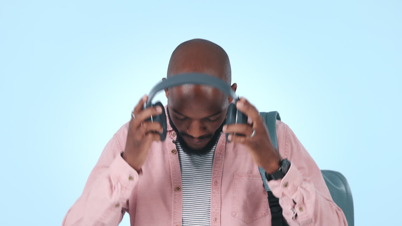 미소, 춤과 헤드폰을 쓴 흑인