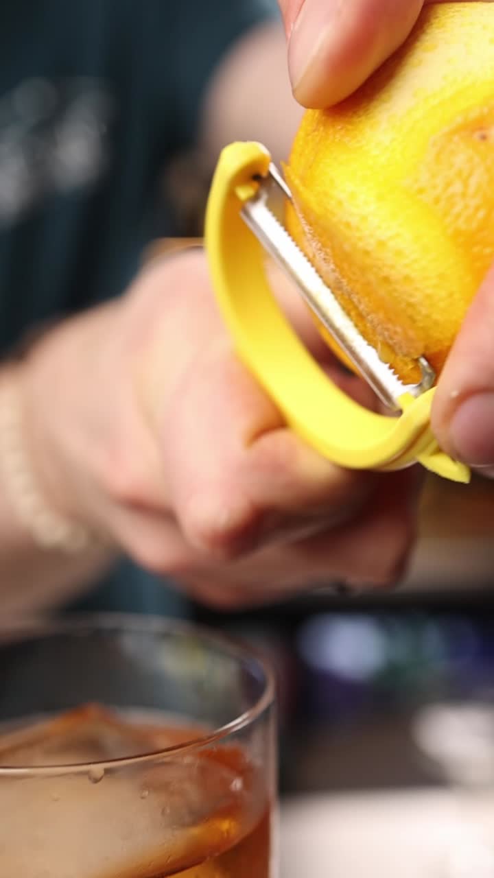 Pelar un limón para un cóctel