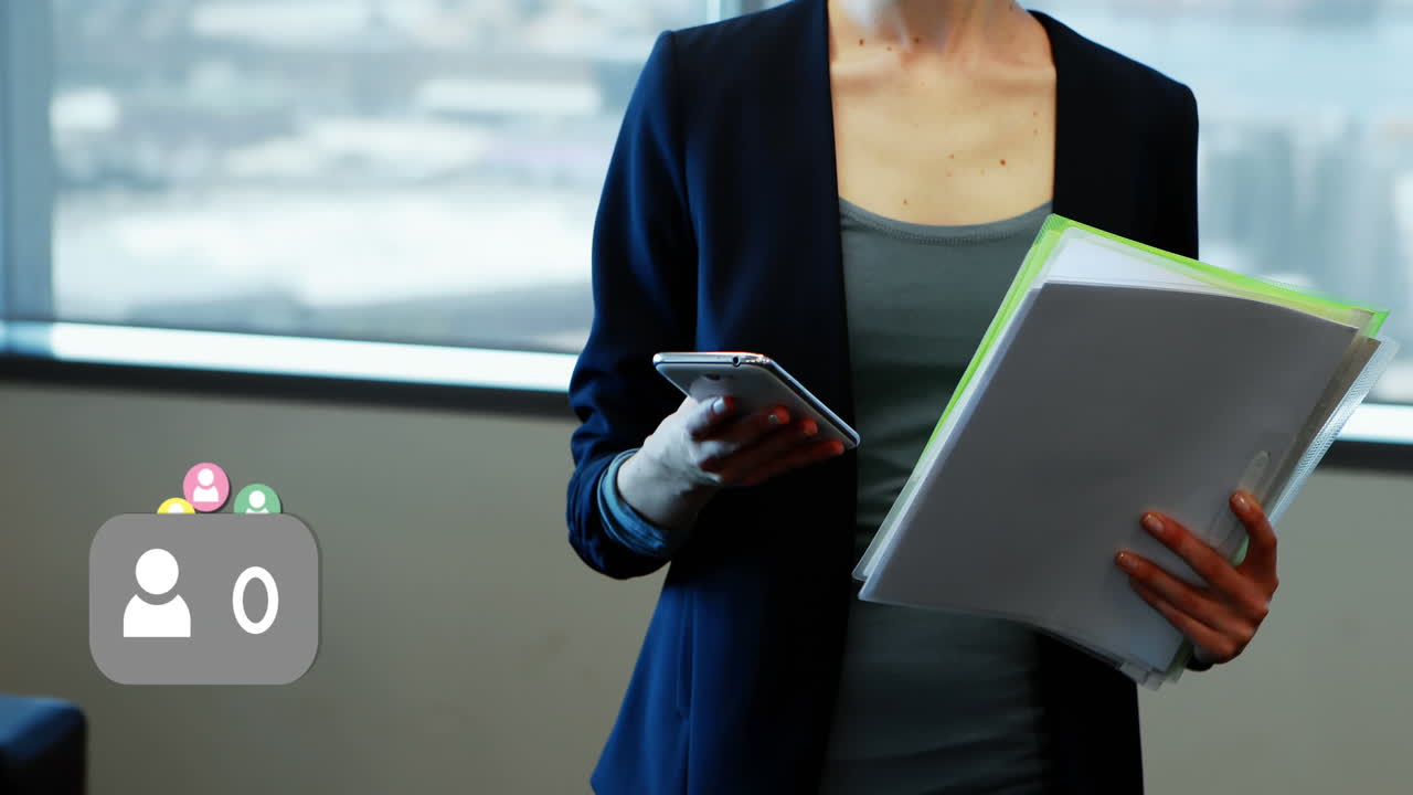 icono de perfil con números crecientes contra la mujer que usa un teléfono inteligente