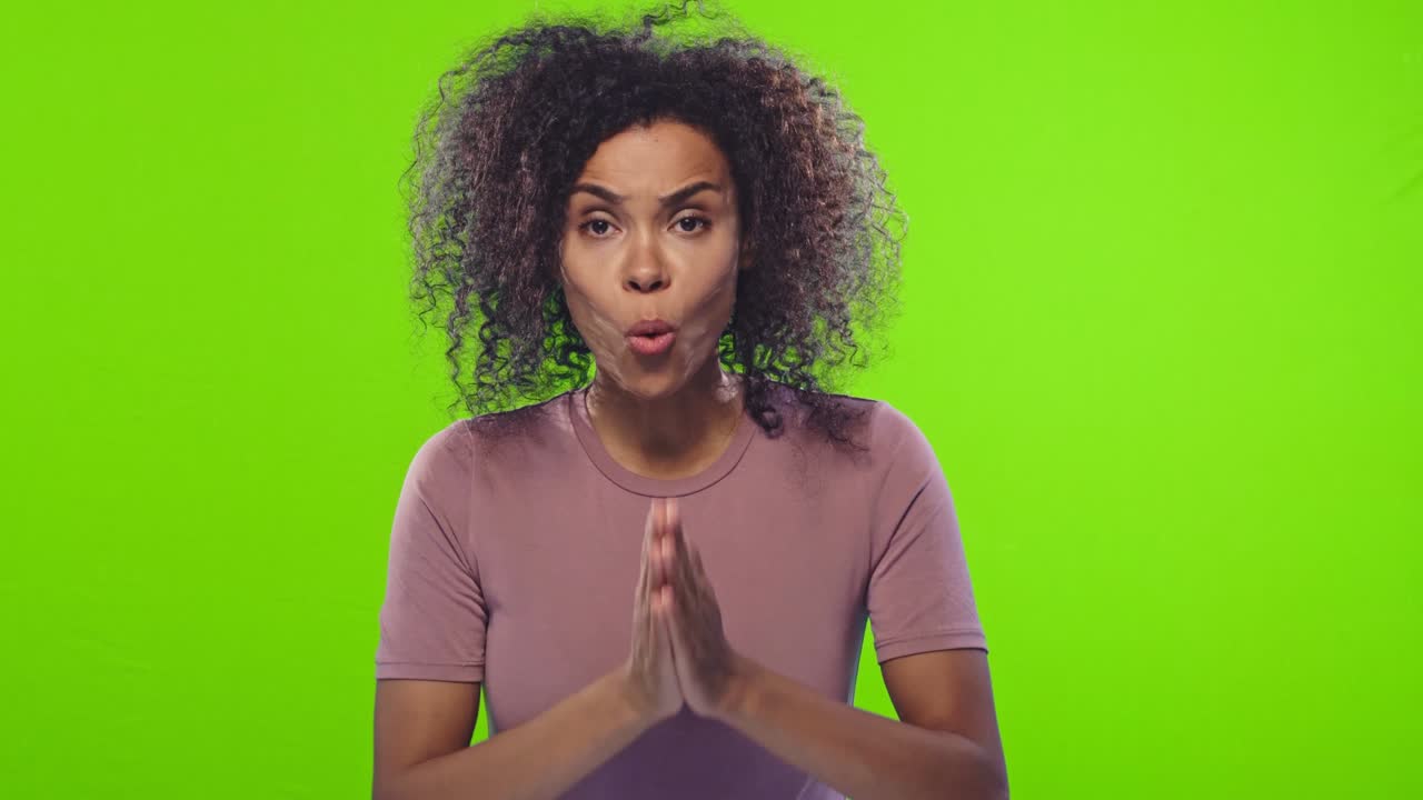 mujer con apariencia atractiva y piel oscura