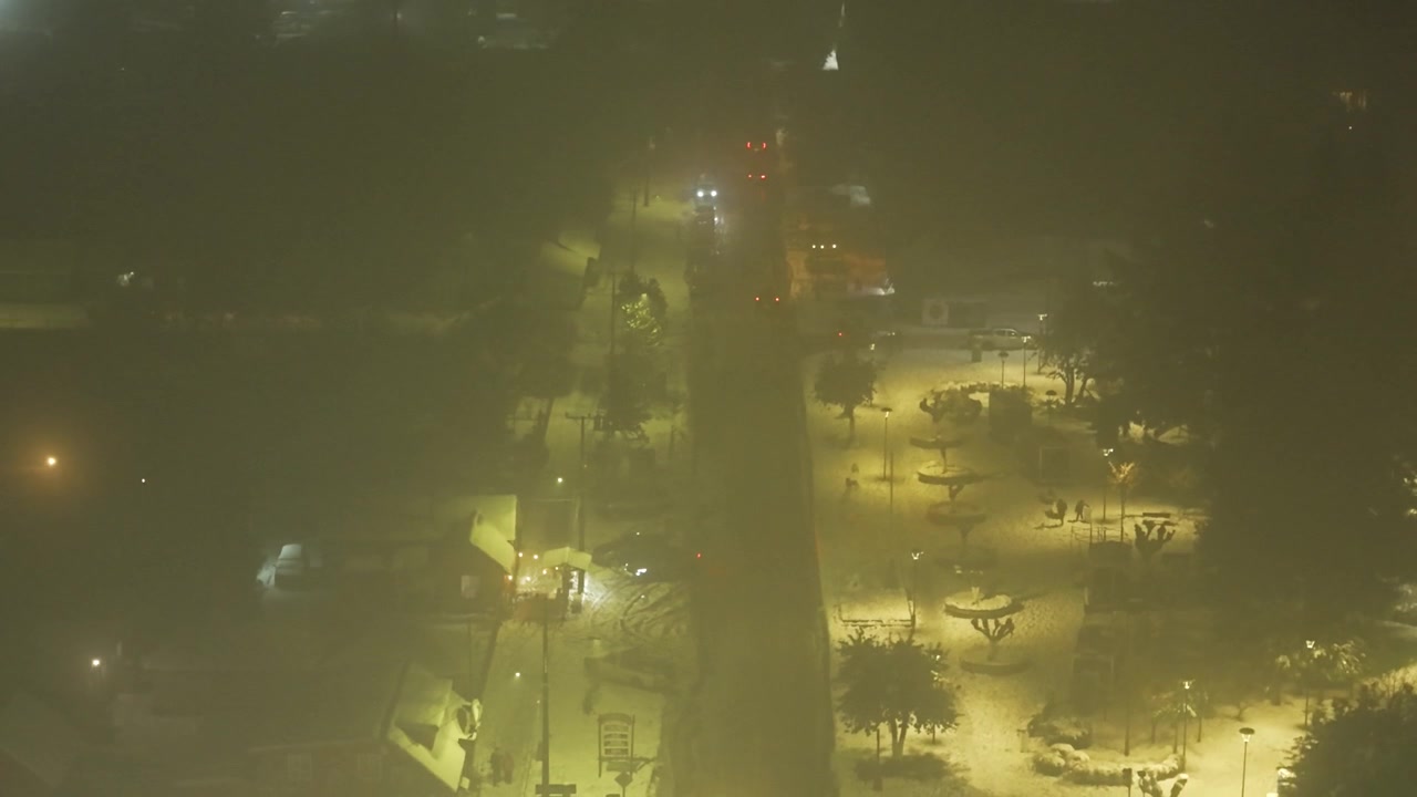 Vista Aérea Melipeuco Noche Plaza Nieve Niebla Farolas Tráfico Chile Paisaje Urbano