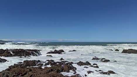 una toma estática del mar embravecido rompiendo contra las rocas