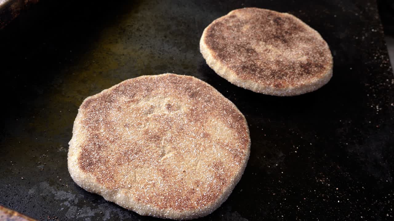 pan plano árabe tradicional marroquí redondo de grano entero, caliente a vapor en una estufa en las calles de la medina en essaouira, marruecos.