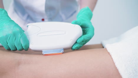 Ein-Erfahrener-Dermatologe-Führt-Eine-Laser-Epilation-Von-Damenbeinen-Durch