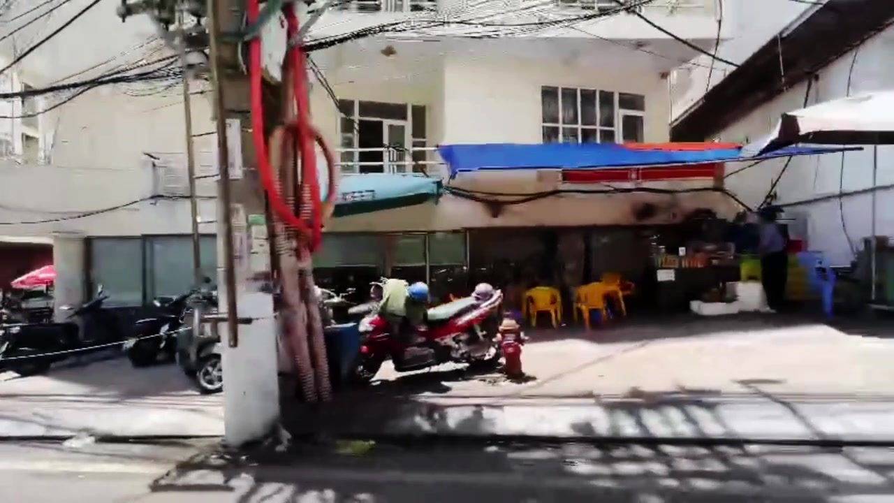 Vista da Rua de um Restaurante Vietnamita Local e Motos