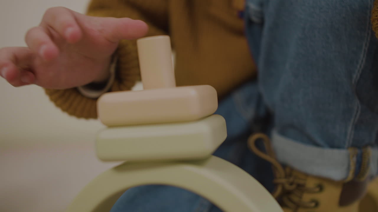 놀이방 바닥에 있는 작은 소년