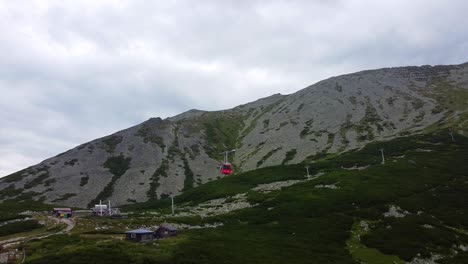 Teleférico-En-Las-Altas-Montañas-Tatras-En-Eslovaquia