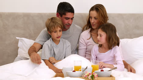 Lindos-Padres-E-Hijos-Desayunando-En-La-Cama