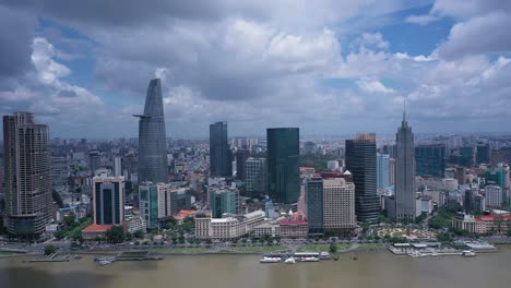 Skyline-Von-Ho-Chi-Minh-Stadt-Und-Saigon-Fluss-Mit-Dramatischem-Himmel-Tagsüber,-Der-Alle-Wichtigen-Gebäude-Zeigt