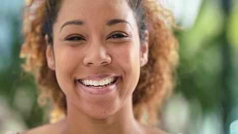 las sonrisas le son fáciles.