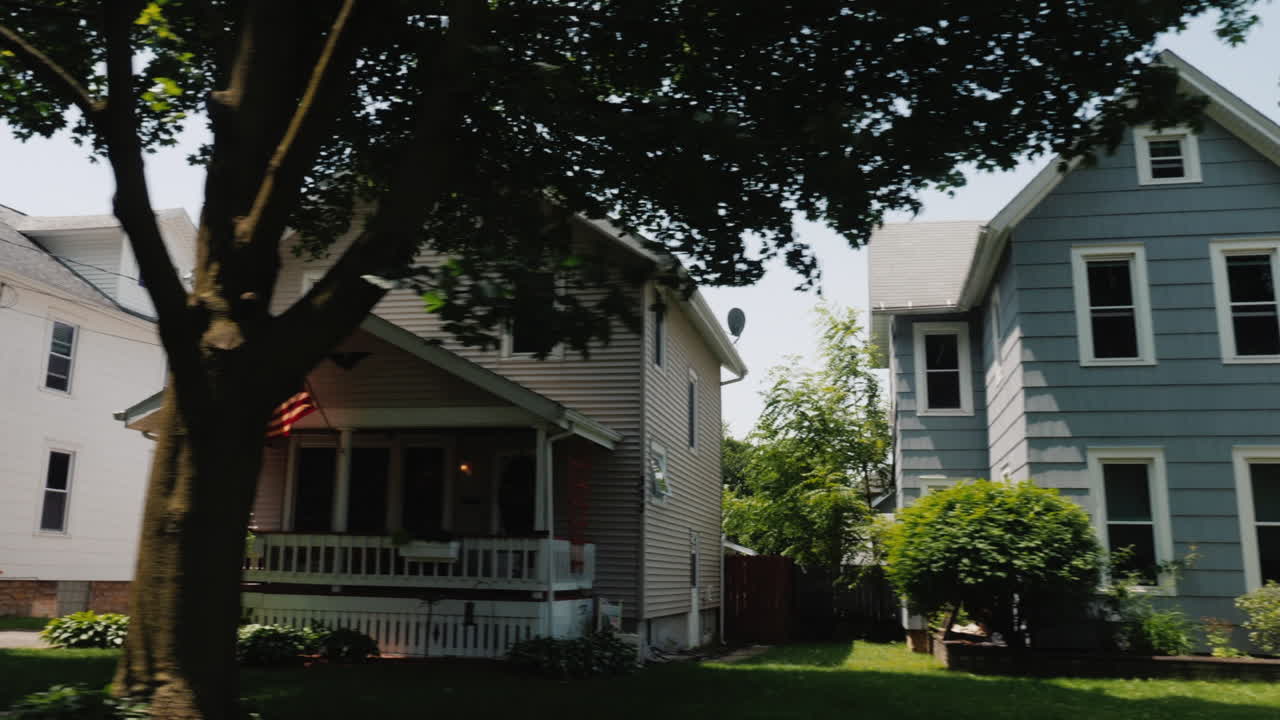 목조 주택이 있는 전형적인 동네를 따라 미국 여행