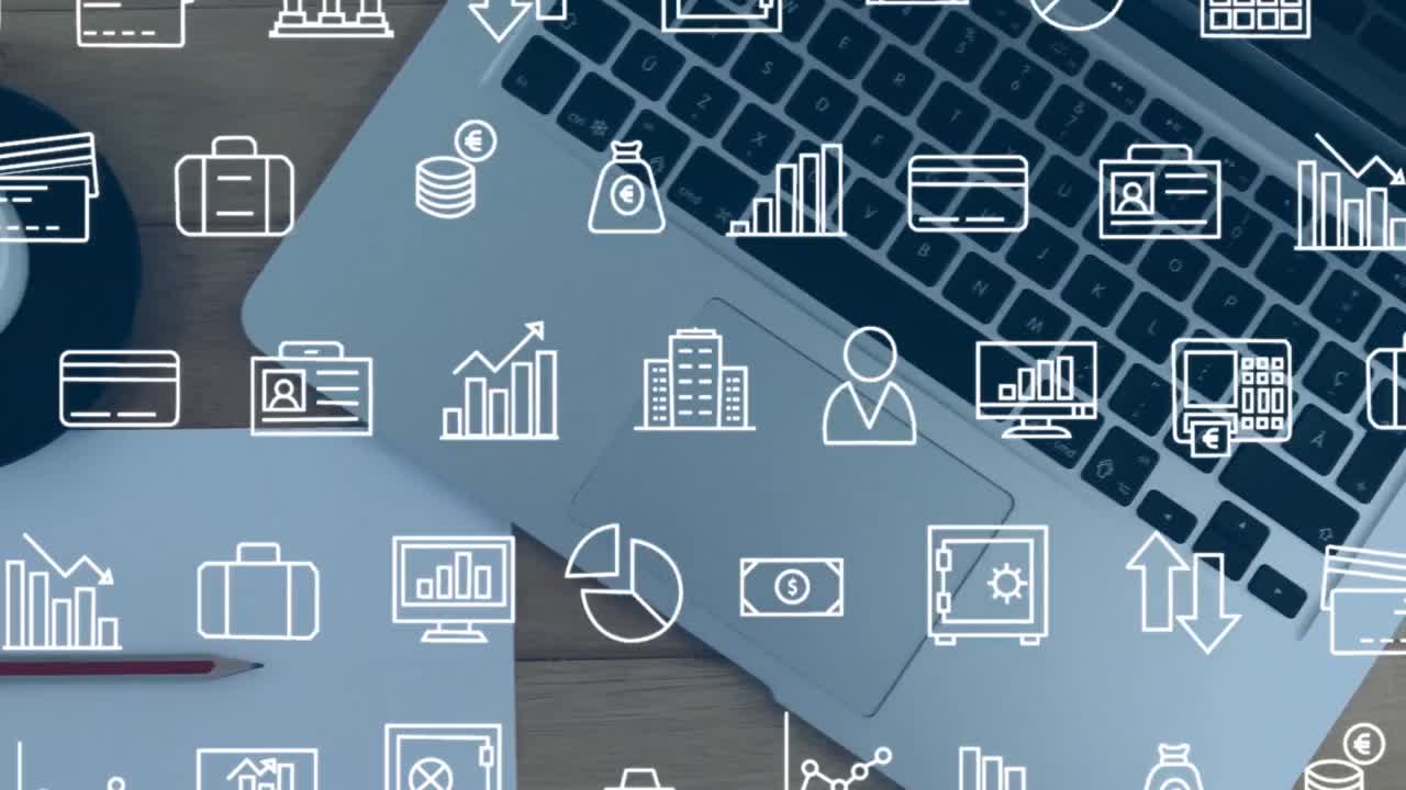 múltiples iconos digitales que se mueven cerca de una computadora portátil y un bloc de notas en una superficie de madera