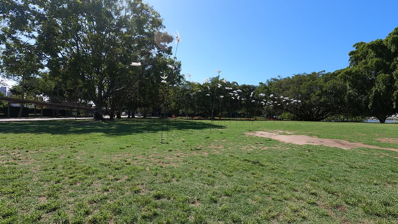 새 농장의 발전소에서 가벼운 바람에 흔들리는 공공 예술 작품