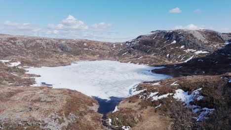 Lago-Pålvatnet-A-Finales-Del-Invierno-En-Noruega---Toma-Aérea-Con-Drones