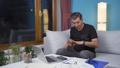 el trabajador de oficina en casa se deprime.