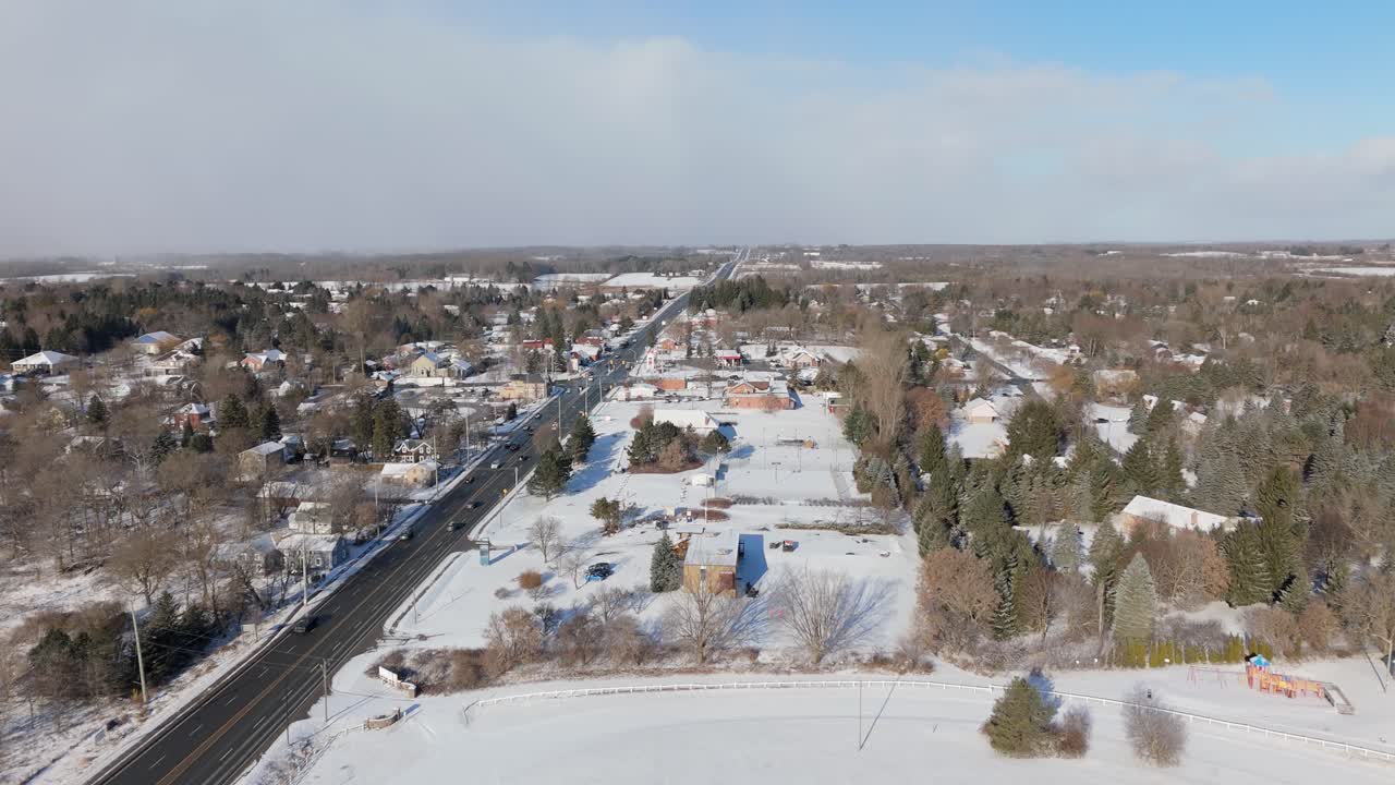 el pueblo de caledon cubierto de nieve durante el invierno en el sur de ontario, canadá.